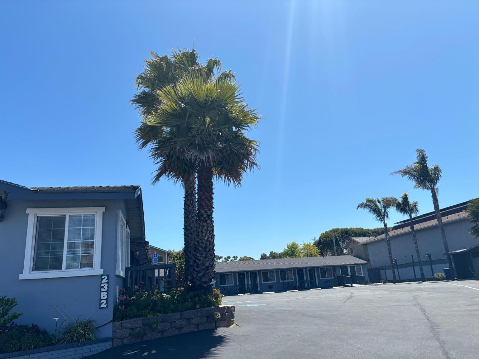 The Monterey Fireplace Inn Exterior foto