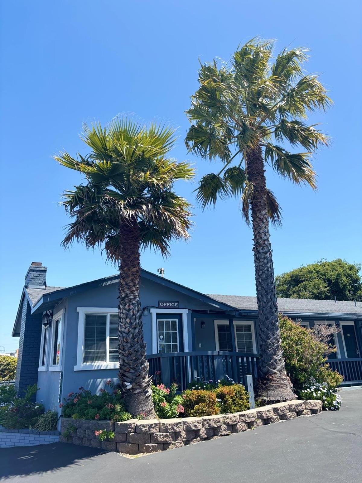 The Monterey Fireplace Inn Exterior foto